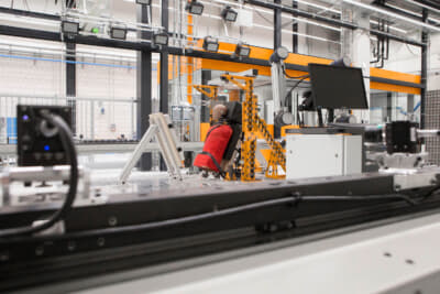 2016年新たに完成したジンデルフィンゲンの近代的なメルセデス・テクノロジーセンター(MTC)では1700回のスレッドテストを実施し、つねに革新の安全性を追求