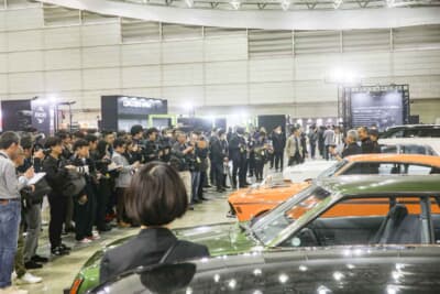 会場には増岡 浩さんと片山右京さんが来場。一気に人が集まった