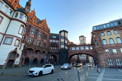 街の中心地は古い建物も多く残っていてとても素敵です