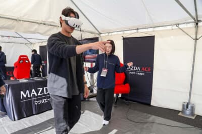ロードスターVR体験では、マツダ ND型ロードスターのボディを透かして、サスペンションといった走行中の内部のメカの動きをバーチャル体験できる