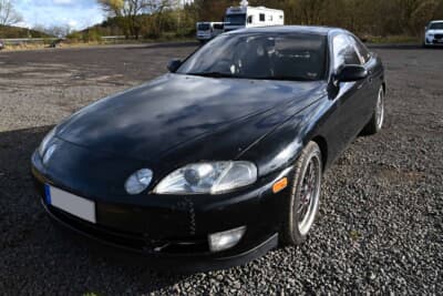 ツーリスト走行を見学する駐車場には懐かしの日本車が数多くいます