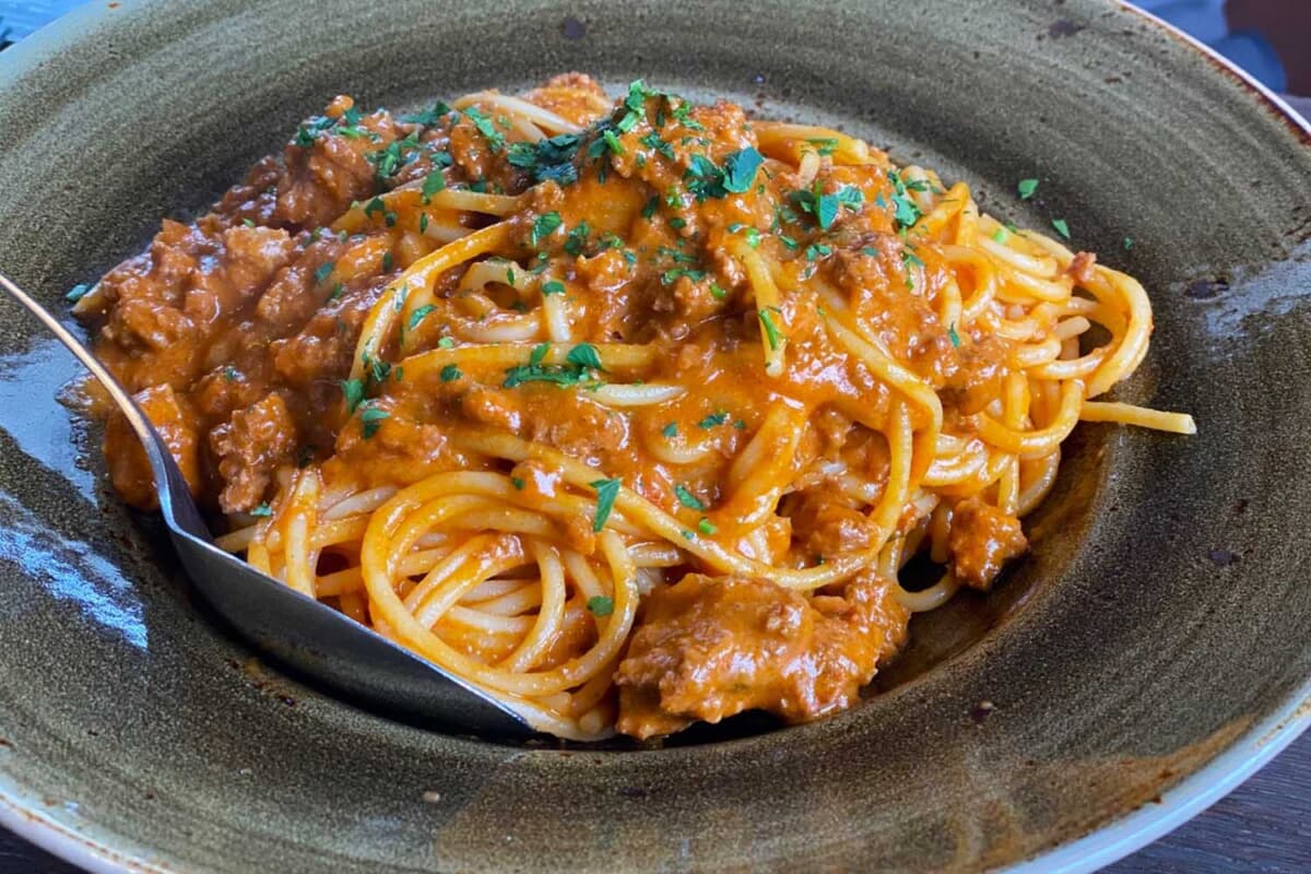 地元で獲れた新鮮なイノシシ肉のスパゲッティ。まったく臭みがありません