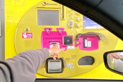 フランスの高速道路のカード精算機。領収書は自動的に出てこないので、領収書ボタンを押すのを忘れずに