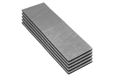 AT-AQ490：主に天井に用いるのがAT-AQ490（ヒートシールドラグ）。遮熱、断熱効果に加えて吸音効果があり、天井からの熱や雨音を防ぐ