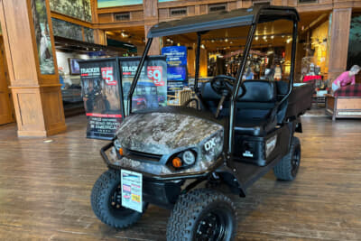 エントランスに展示されていたバギー、1300ドル。安い!