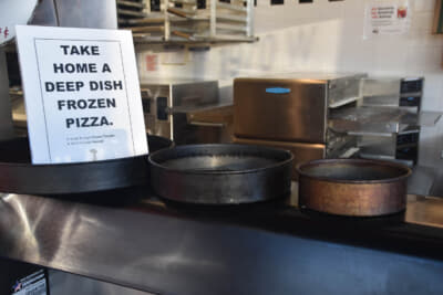 ピッツェリア・ウノ リバーサイド店。意外にもガソリンスタンドの一画だった この鍋でピザを焼く