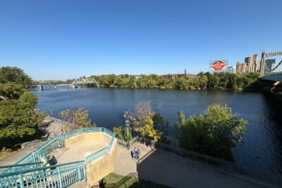 川沿いの遊歩道