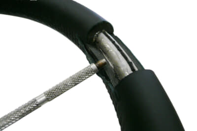 Eクラス／W212。芯は円錐形状のアルミ合金を抱き合わせ、空洞で軽量化を図っている（磁石が付かない）