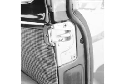 1959年にデビューしたW111／220Sbの特許の2重安全ドアロック。ドア側のウェッジピンとボディ側のテーパー付きの穴でウェッジピンをがっちりと受け止め、ドアを確実に2重ロックし乗員保護をした