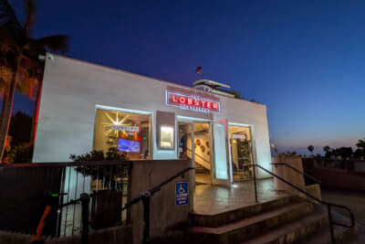 ピアの入り口にある老舗レストラン、ザ・ロブスター