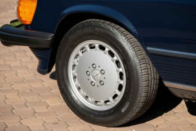 7万8400ドル（邦貨換算約1170万円）で落札されたメルセデス・ベンツ「560SL」（C）Courtesy of RM Sotheby's