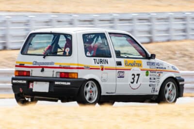 フィアット チンクエチェント トロフェオ：快音を轟かせながら富士スピードウェイのショートコースを走行