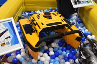 水域の表面に浮遊するごみや重油を回収するための掃除ロボット