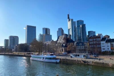 経済ニュースで映るフランクフルトを象徴する風景に感動。新旧の建物のコントラストが良いですね