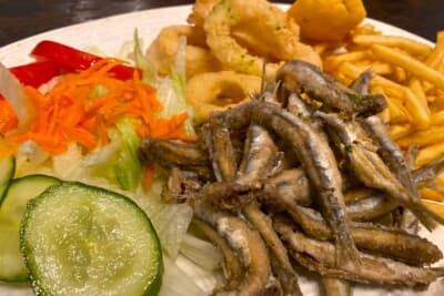 小アジとイカリングフライのセット。日本人的にはお醤油とマヨネーズがあったら嬉しい