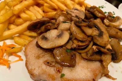 ピステンクラウゼのポークソテー。ガーリックマッシュルーム添え