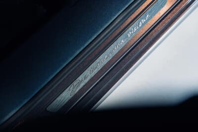 マセラティ グレカーレ・ジョルジェッティ・エディション：ステンレススチールとウッドで構成されたサイドシルには、「Due icone, una visione（2つのアイコン、1つのビジョン）」の文字がレーザーで刻印されている