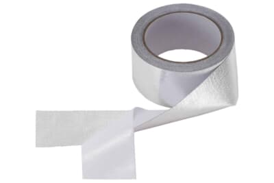 AT-AQ495：それぞれの制振シートなどの 隅間を埋めるAT-AQ495（アルミガラスクロステープ）は制振シートの補強や振動の逃げを防ぐ