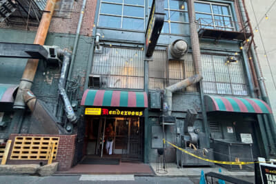 裏町にひっそりとあるBBQの名店、「ランデブー」。入るのには勇気がいる?