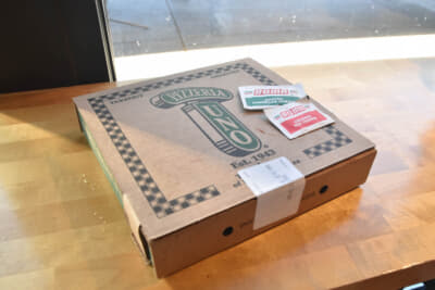 ようやく、ぼくのピザが焼き上がった。ずっしりと重い