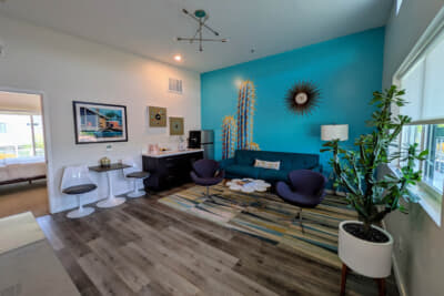 ミッドセンチュリーのテイストを取り入れた広く明るい部屋