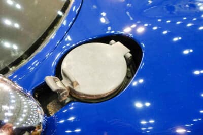 フォード GT40：燃料フィラーキャップもオリジナルらしきアルミ地がむき出しのままとなっている