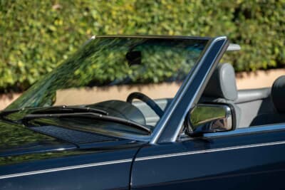 7万8400ドル（邦貨換算約1170万円）で落札されたメルセデス・ベンツ「560SL」（C）Courtesy of RM Sotheby's