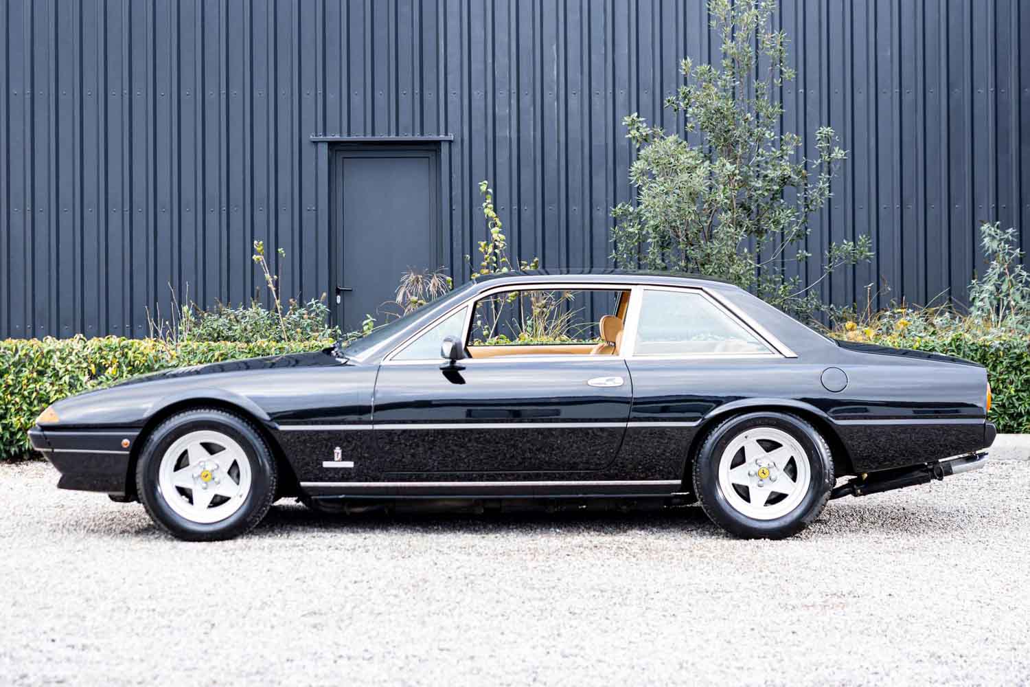 FRフェラーリ「400i」のマニュアルモデルが約1325万円で落札！ ブラック×ベージュの上質なカラーコンビ