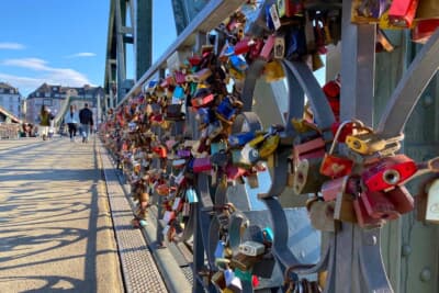 鉄の橋にはたくさんの鍵が繋がれていました