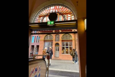 地下鉄を地上に上がると素敵な出口がありました。正面のカフェも素敵