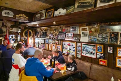 ピステンクラウゼの店内はモータースポーツ感満載