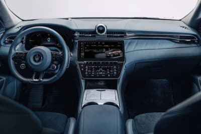 マセラティ グレカーレ・ジョルジェッティ・エディション：ダッシュボードにはステッチグラフィックが施されたデニムレザーを使用
