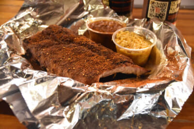 これが名物のラックだ。BBQソースではなく、香辛料を擦り込んだラブ(rub)・タイプ