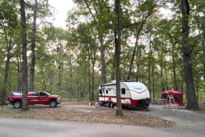 大型トレーラーを牽引し、さらに大きなテントを張っている