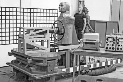 1967年、ステアリングホイールとステアリングコラムチューブの衝撃吸収は数多くテストされる。メルセデス・ベンツは安全性のためインパクトアブソーバーを1967年8月以来、全乗用車に標準装備。写真のテストでは、そりのダミーがステアリングホイールに衝突。その過程で、長さ90mmの衝撃吸収体が約半分まで崩壊し、結果として衝撃の大部分を吸収する