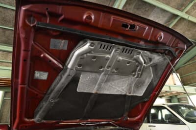 ボンネットは非常に重い