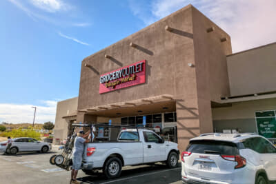 宿へ向かいながら、途中のスーパーで飲み物や果物などを調達しておく