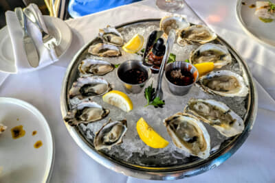 前菜として西海岸と東海岸の牡蠣を食べ比べ