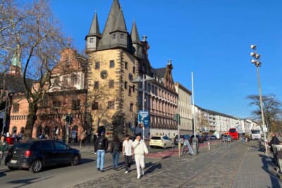 鉄の橋の前。マイン川の右岸には線路が敷いてありました。使ってないのかと思いきや、現在も汽車が通るようです