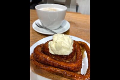 日本から取材に方のお心遣いで、シナモンロールとカプチーノで一息つきました