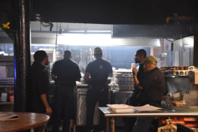 厨房は煙でモクモク。迫力満点だ