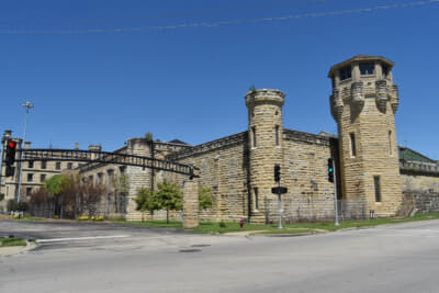 映画『ブルース・ブラザース』の冒頭シーンに使われた刑務所。すごい建築だ