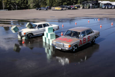 2台のSクラス（W116）が濡れた路面で最大フルストップブレーキングをした時のABS（アンチロック・ブレーキ・システム）のデモンストレーション。ABSのない280SEでは、滑りやすい路面で最大のフルストップブレーキング時にホイールがロック。ABSを装備した450 SEL 6.9は、最大フルストップブレーキング時でも障害物を避けるステアリング操作が可能