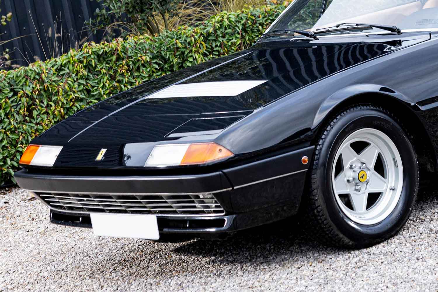 FRフェラーリ「400i」のマニュアルモデルが約1325万円で落札