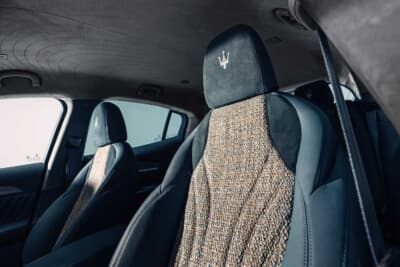 マセラティ グレカーレ・ジョルジェッティ・エディション：ジョルジェッティ製ウール4本糸織物（デニム、ホワイトメランジ、ブラック、カッパー）で仕上げたシートが用いられている