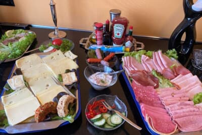 ドイツの朝食の定番。ハムやチーズがたっぷり