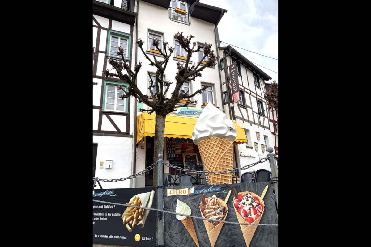 私の好きなアーデナウのEISKO。この日はお休みでした。ソフトクリームもポテトもとても美味しいのです