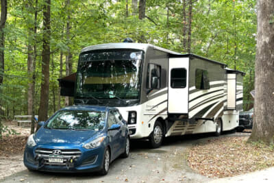 バスをベースにしたモーターホームをクラスAと呼ぶ。ヒョンデは現地での移動用に牽引してきたもの