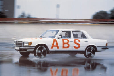 ABS（アンチロック・ブレーキ・システム）は、1978年にメルセデス・ベンツ Sクラス（W116）に導入された。ブレーキング時にホイールがロックするのを防止する