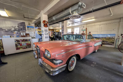 展示されていたピンクのエドセルは1954年式